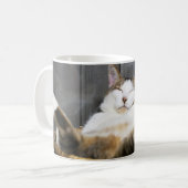 Mug Animaux de bébés cutest | Chat dans le lit (Devant gauche)