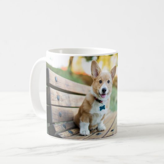 Mug Animaux de bébés cutest | Corgi Puppy sur un banc  (Devant gauche)