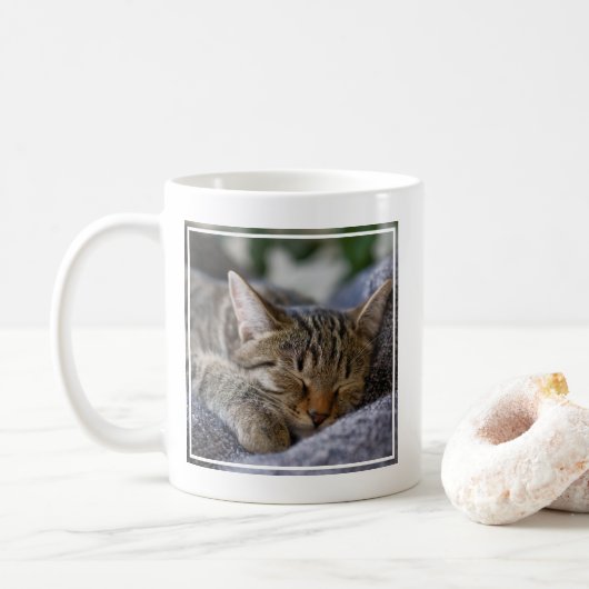 Mug Animaux de bébés cutest | Tabby Kitten Sommeil (Avec donut)