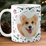 Mug Animaux de Noël Photo personnalisée Empreintes de<br><div class="desc">Joyeux Noël à la meilleure grand-mère de chien de tous les temps ! Donnez à grand-mère une mignonne tasse photo personnalisée de son meilleur ami et petit-enfant préféré, le chien! Notre canne à café de Noël Grandma de chien présente des empreintes de pattes et des os rouges et verts festifs...</div>