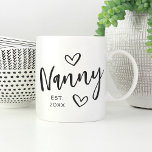 Mug Année de la nounou Grandma établie<br><div class="desc">Créez un doux souvenir pour grand-mère avec ce design simple qui présente "Nanny" dans un script dessiné à la main lettrage accentué de coeurs. Personnalisez avec l'année où elle est devenue grand-mère pour une mignonne fête des mères ou un cadeau de faire-part de grossesse.</div>