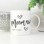 Mug Année Meemaw Grandma établie<br><div class="desc">Créez un doux souvenir pour grand-mère avec ce design simple qui présente "Meemaw" en écriture manuscrite avec des lettres accentuées de coeur. Personnalisez avec l'année où elle est devenue grand-mère pour une mignonne fête des mères ou un cadeau de faire-part de grossesse.</div>