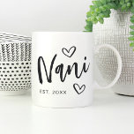 Mug Année Nani Grandma établie<br><div class="desc">Créez un doux souvenir pour grand-mère avec ce design simple qui présente "Nani" à la main des lettres esquissées avec des accents de coeur. Personnalisez avec l'année où elle est devenue grand-mère pour une mignonne fête des mères ou un cadeau de faire-part de grossesse.</div>