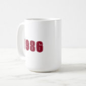 Mug Anniversaire Année, personnage burgundy typographi (Devant gauche)
