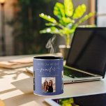 Mug Anniversaire bleu photo meilleurs amis noms<br><div class="desc">Un cadeau d'amis pour le 21e anniversaire d'une femme, célébrant sa vie avec 3 de vos photos d'elle, de ses amis, de sa famille, de son intérêt ou des animaux de compagnie. Personnalisez et ajoutez son nom, son âge de 21 ans et vos noms. Un arrière - plan de couleur...</div>