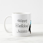 Mug anniversaire Pingouin avec ballon rouge et nom (Gauche)