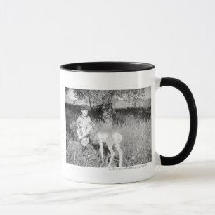 Mug Antilope de alimentation de garçon à la main