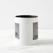 Mug Anubis, un dieu égyptien des morts d'un coffre (Centre)