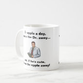 Mug Apple par jour, garde le Dr. Away (Devant gauche)