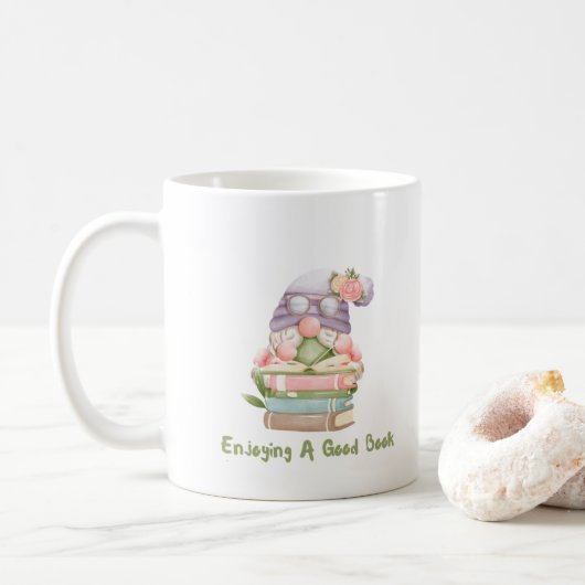 Mug Apprécier un bon livre avec un gnome sur un  (Avec donut)