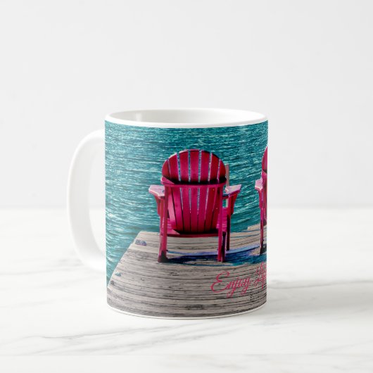Mug Appréciez la vie aux chaises rustiques (Devant gauche)