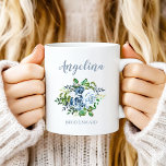 Mug Aquarelle de Bridesmaid Floral Dusty Mariage bleu<br><div class="desc">Cette jolie tasse à café fleurie porte-cheminée présente un beau bouquet d'aquarelle dans les tons bleus. Customisez-le avec le nom de la servante d'honneur dans le script moderne de calligraphie bleu poussiéreux ci-dessus,  et le mot "bridesmaid" dans la police bleue poussiéreuse serif ci-dessous.</div>