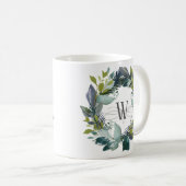 Mug Aquarelle de la couronne végétale Monogramme vert  (Devant droit)