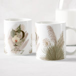 Mug Aquarelle florale Boho Nom du monogramme personnal<br><div class="desc">Une tasse à café personnalisée avec un monogramme bohème "P",  avec des illustrations décoratives d'orchidées et de feuilles de palmier. Customisez facilement avec votre nom ou créez un cadeau unique pour vos proches.</div>