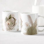 Mug Aquarelle florale Boho Nom du monogramme personnal<br><div class="desc">Une tasse à café personnalisée avec un monogramme "O" à la lettre bohème,  avec des illustrations décoratives d'orchidées et de feuilles de palmier. Customisez facilement avec votre nom ou créez un cadeau unique pour vos proches.</div>