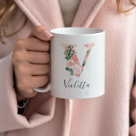 Mug Aquarelle florale - V<br><div class="desc">Offrez cette magnifique tasse en cadeau à votre fête de mariage,  à votre mère ou à votre ami! !</div>