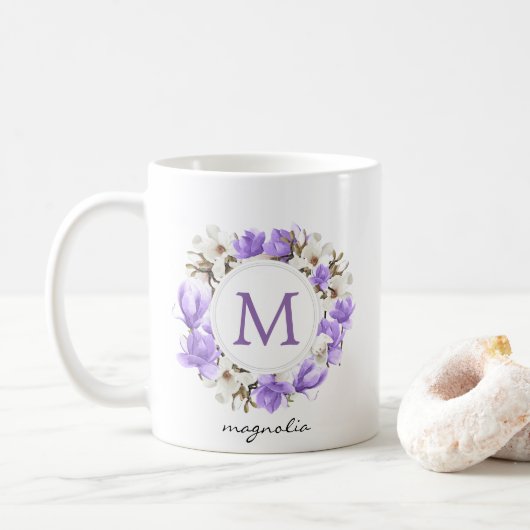 Mug Aquarelle Magnolia pourpre Monogramme de couronne (Avec donut)