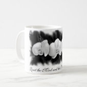 Mug Aquarelle noire et blanche Orchidées (Devant gauche)