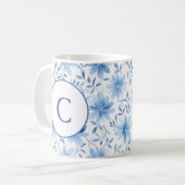 Mug Aquarelle Printemps Fleurs Bleues Lettre Monogramm (Devant gauche)