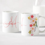 Mug Aquarelle rose pâle Floral Nom du monogramme perso<br><div class="desc">Une belle illustration de disposition florale peinte à la main rose sur une tasse avec votre propre monogramme et nom personnalisé.</div>