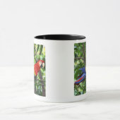 Mug Ara d'écarlate sur le membre d'arbre (Centre)