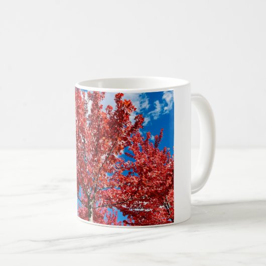 Mug Arbre à feuilles rouges à l'automne (Devant droit)