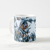 Mug Arbre à pins avec cônes et muqueuse à neige (Devant gauche)