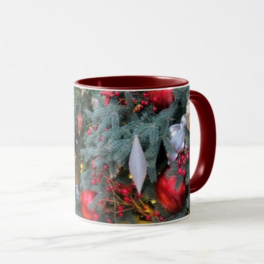 Mug Arbre de Noël aux jouets rouges et dorés. (Devant droit)
