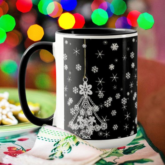 Mug Arbre de Noël blanc orné flocons de neige sur noir