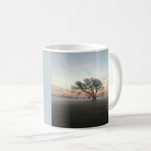 Mug Arbre en silhouette dans un champ humide (Devant droit)