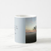 Mug Arbre en silhouette dans un champ humide (Centre)