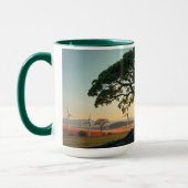 Mug Arbre géant dans un paysage de parc éolien (Gauche)