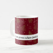 Mug Arbres de Noël modernes en vert sur rouge avec cit (Devant gauche)