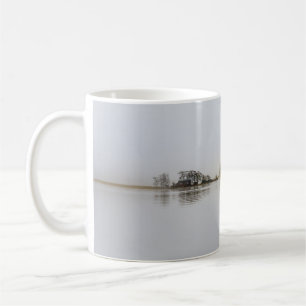 MUG ARBRES ENTOURÉS PAR LE CORPS D'EAU ET LES BROUILLA