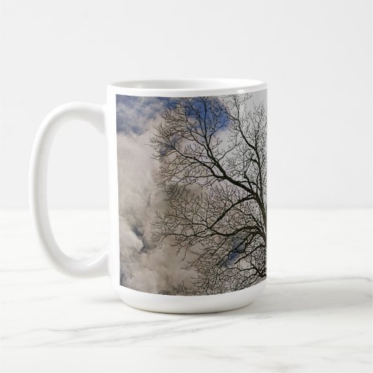 Mug Arbres nus et ciel nuageux Design naturel (Gauche)