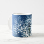 Mug Arbres silhouettes bleus et blancs (Devant gauche)