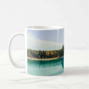MUG ARBRES VERTS AU BORD DU CORPS D'EAU PENDANT LA JOU