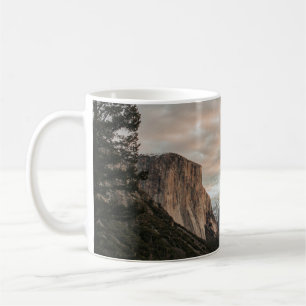 MUG ARBRES VERTS PRÈS DE LA MONTAGNE BROWN SOUS LE CIE
