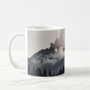 MUG ARBRES VERTS SUR LA MONTAGNE SOUS LES NUAGES BLANC