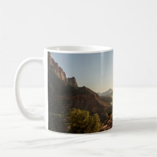 MUG ARBRES VERTS SUR MONTAGNE BROWN EN JOURNÉE