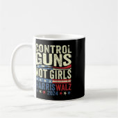 Mug Armes de contrôle et non filles droits des femmes  (Gauche)