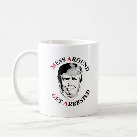 Mug Arrestation des échecs anti-Trump (Gauche)