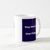 Mug Arrêtez d'attendre...Commencez à faire (Devant droit)