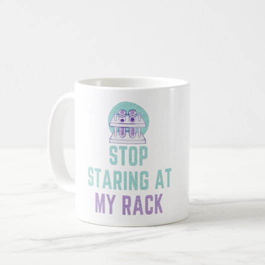MUG ARRÊTEZ DE REGARDER MON RACK - TECHNICIEN DE LABO (Devant gauche)