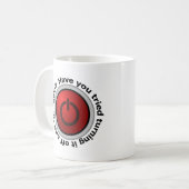 Mug Arrêtez-le dessus et - logo de bouton (Devant gauche)