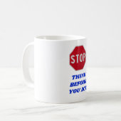 Mug Arrêtez-vous, Réfléchissez Avant d'Agir  (Devant gauche)