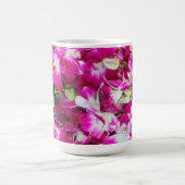 Mug Arrière - plan de fleurs d'orchidées violettes (Centre)