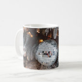 Mug Arrière - plan décorations arborées avec lumière d (Devant gauche)
