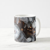 Mug Arrière - plan décorations arborées avec lumière d (Devant droit)