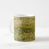 Mug Arrière - plan d'herbe fraîche vert printemps, ave (Devant gauche)